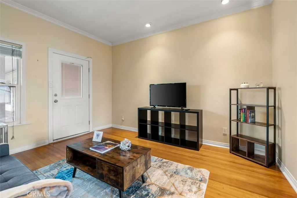 4125 S Figueroa Street 410, Los Angeles, California 90037 home-pic-11